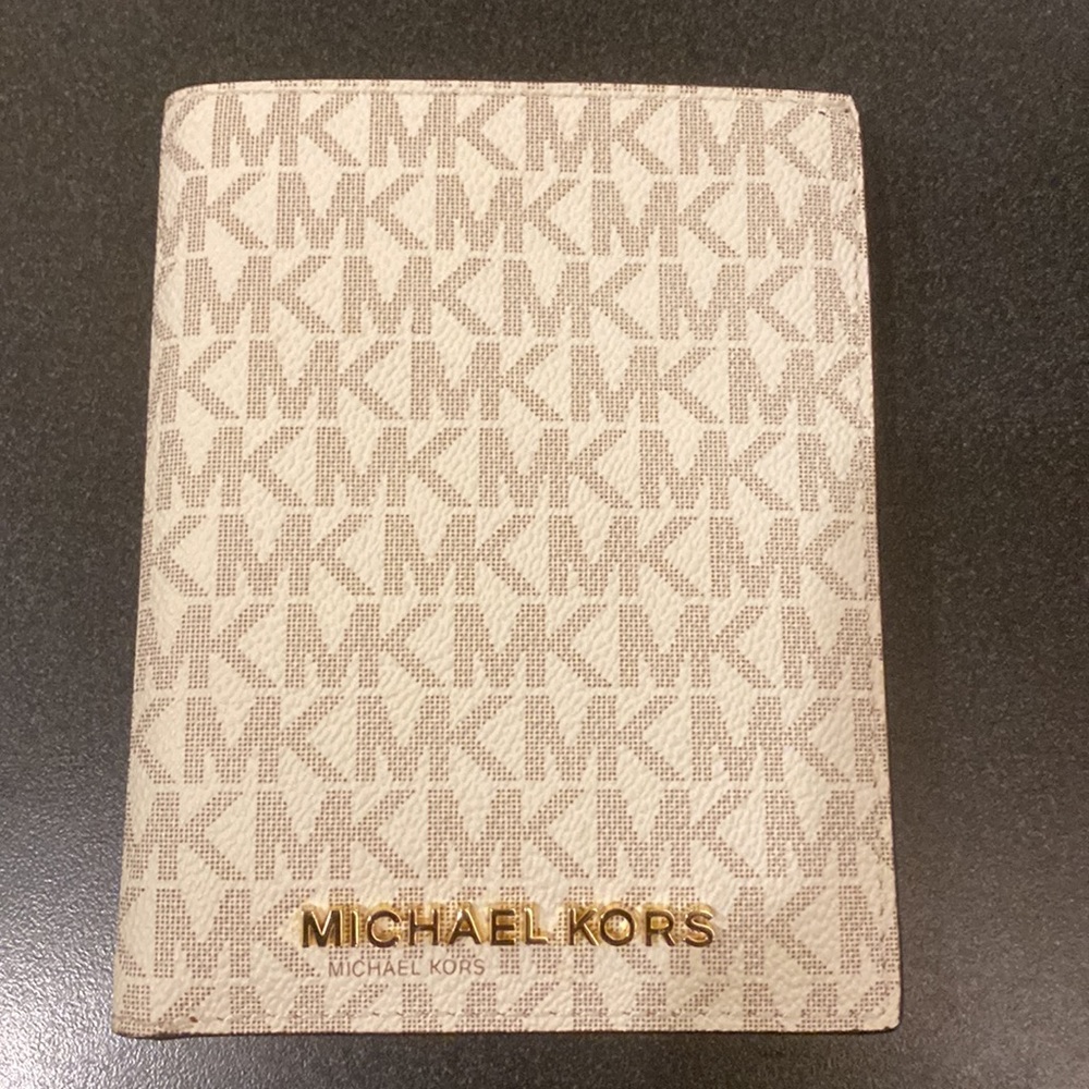 $80 NWT VANILLA MICHAEL KORS PASSPORT CASE WALLET